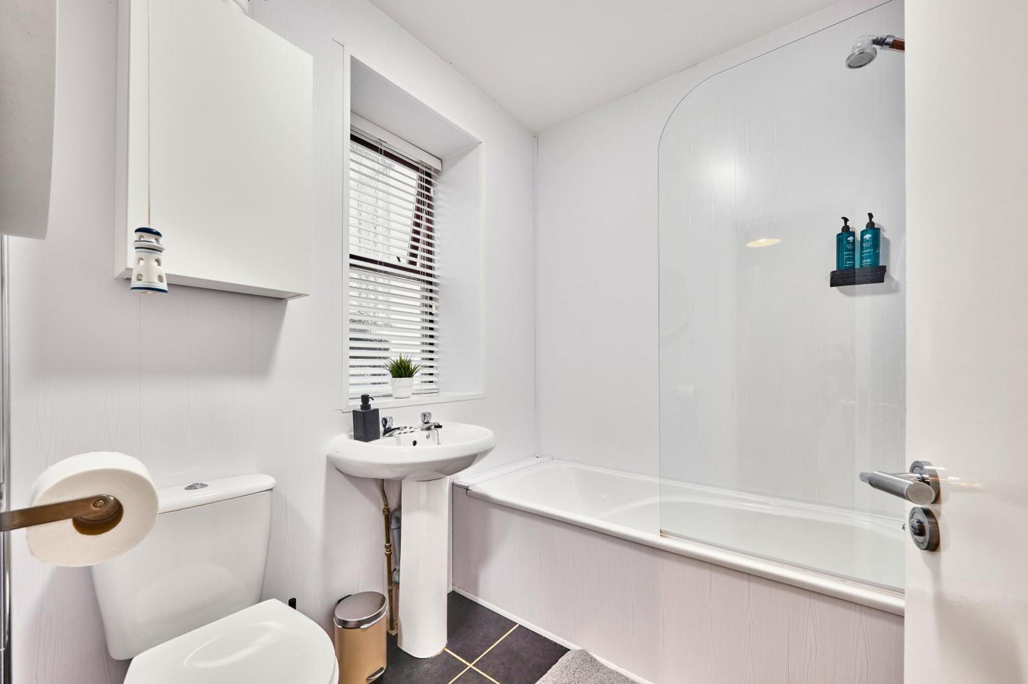 Dunluce 2 - Parking Permit For Golf - 10min Walk * Portrush