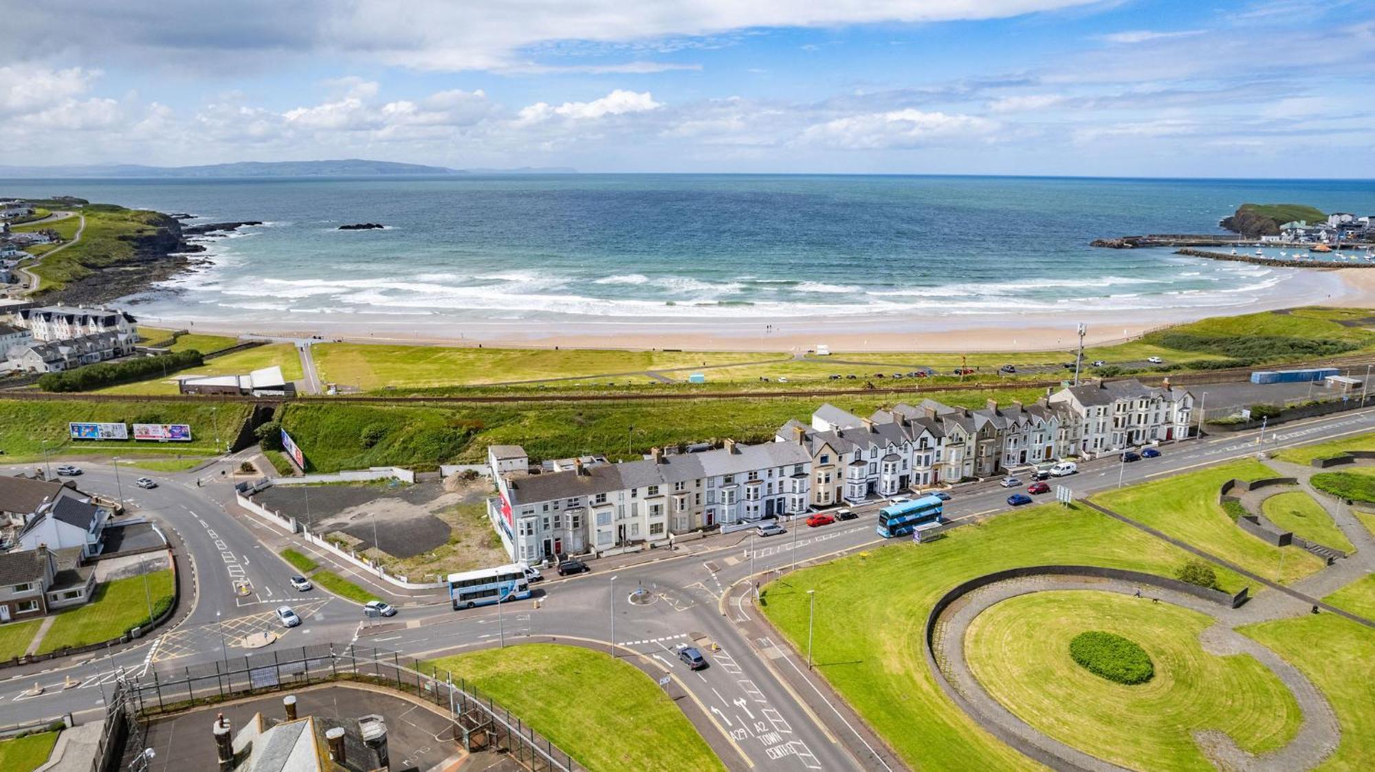Dunluce 2 - Parking Permit For Golf - 10min Walk Portrush